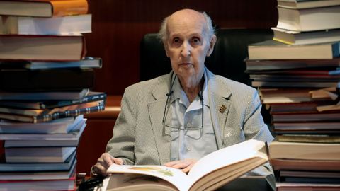 Foto de archivo del científico Santiago Grisolía mientras mantiene una entrevista con la Agencia EFE en Valencia