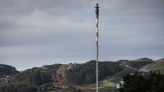 Las obras del poliducto, vistas desde la carretera de Bens, se acercan a la refiner�a. Los trabajos consisten en la construcci�n de una trinchera de 3,8 kil�metros de longitud y 10 metros de ancho �til en la que ir�n soterradas 11 tuber�as de distintos grosores.