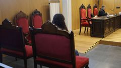 La acusada, de espaldas, sentada en el banquillo de la sala de vistas del Juzgado Penal dos de Ourense.