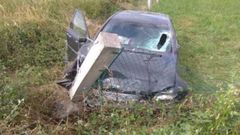 El turismo acab� empotr�ndose contra una columna de cemento. 