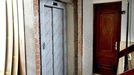 Imagen de archivo de un edificio con el ascensor reci�n instalado