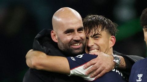 Claudio Gir�ldez celebra el triunfo ante el Celtic con Javi Rodr�guez, autor de los dos goles.