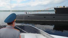 Un submarino ruso, en la base de  Severomorsk , a donde fue trasladado el buque averiado