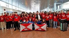El alcalde en una de las despedidas a estudiantes becados en el aeropuerto de Peinador