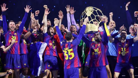 Los jugadores del Barcelona, celebrando el t�tulo tras proclamarse campeones de Europa.