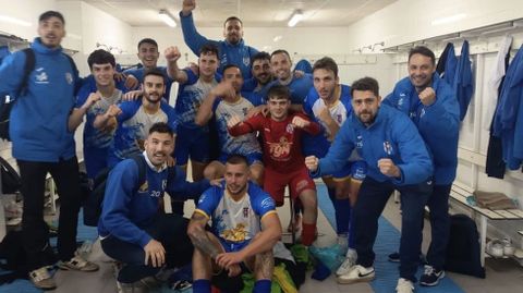 Los jugadores del Arz&uacute;a al acabar el partido ante el Fisterra.