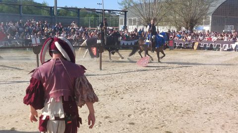 Otro momento del torneo medieval en el campo del colegio Escolapios