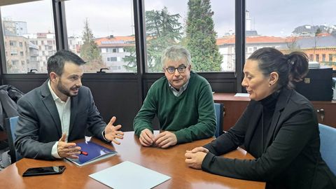 El director general de Vivienda, Daniel Snchez, y el consejero de Vipasa, Ignacio Ruiz Latierro, junto con una tcnica de la empresa pblica.