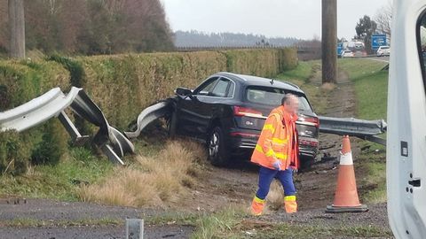 El turismo, un Audi Q5, se empotr� contra la protecci�n met�lica