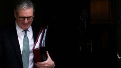 El primer ministro del Reino Unido, Keir Starmer, saliendo del n�mero 10 de Downing Street.
