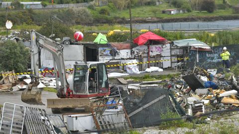 Una excavadora derrib ayer las infraviviendas de A Pasaxe en un operativo en el que tambin trabajaron equipos de limpieza y desinfeccin.