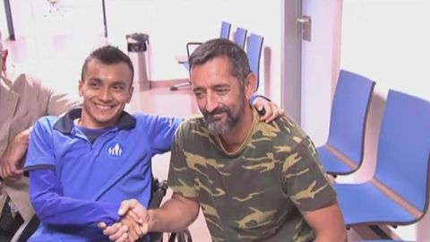 El doctor Cavadas devuelve la sonrisa a un joven guatemalteco que estaba �partido en dos�