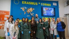 Profesores y alumnas de la delegaci�n sueca (de verde) que est�n de visita esta semana en el IES Frei Mart�n Sarmiento de Pontevedra, con estudiantes del instituto (de blanco)