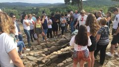 Una visita guiada a la necr�polis medieval descubierta en el castro de San Lourenzo de Cereixa