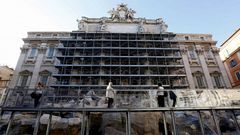 Vista general de la Fontana de Trevi, cubierta de andamios y, en primer plano, la pasarela por encima del estanque, vaciado durante las obras de restauraci�n