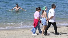 Del buen tiempo de este s�bado, se pasar� a unas jornadas lluviosas y fr�as a partir del lunes. En la imagen, gente disfrutando del�sol en la playa de Mogor