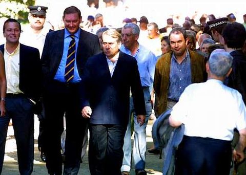 Hern�ndez y Cu��a en la inauguraci�n del segundo tramo del paseo del Ponti�as, en el 2001.