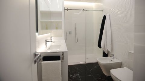 En los dormitorios destacan los vestidores, diseñados para ser muy prácticos y en altas calidades