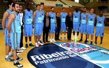 Los jugadores del Breog�n posaron ayer con las equipaciones que lucir�n en el choque de esta tarde.