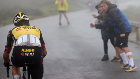 El esloveno Primoz Roglic (Jumbo Visma) celebras tras imponerse en solitario en la 17 etapa de la Vuelta este mircoles, entre Unquera (Cantabria) y los Lagos de Covadonga