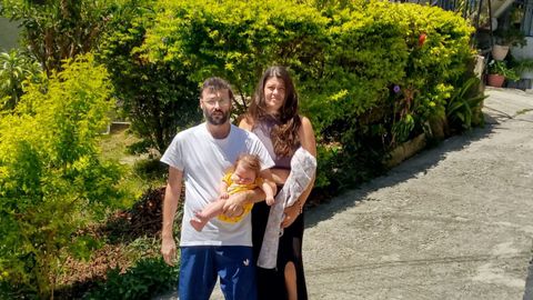 El asturiano Jes�s Rodr�guez junto a su mujer y su hija tras el terremoto en Colombia