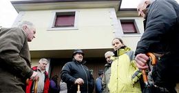 Los vecinos siguen apoyando a Jos� Luis D�az y se concentran, como el jueves, ante la casa.