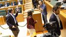 Parlamentarios del PP increpan al diputado de EH Bildu Julien Arsuaga, durante el debate en el Parlamento Vasco