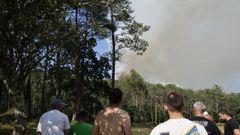 Propietarios y vecinos, reunidos en la zona de As Lamas