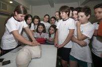 Alumnos de primaria practicaron la t�cnica del desfibrilador con un maniqu�. 