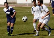 Chema Donado, a la derecha, pugna por un bal�n en el �ltimo partido en A Pinguela ante el Nar�n.