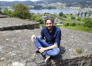 Iv�n Rivas no baluarte de Canido, o barrio onde vive, e coa r�a que defende ao fondo. 