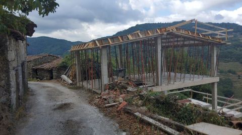 La aldea conserva la tipología tradicional de las casas en piedra