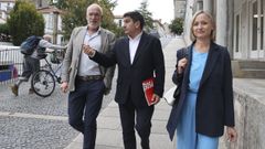 Pedro Blanco (centro), candidato socialista en Santiago, con los concejales Sindo Guinarte y Marta Abal.