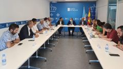 El conselleiro de Sanidade y el nuevo gerente del �rea sanitaria de Pontevedra, este jueves, en la reuni�n con alcaldes y concejales