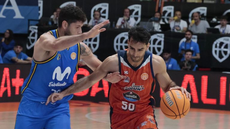 Jacobo D&iacute;az maneja el bal&oacute;n durante el partido ante el Estudiantes.
