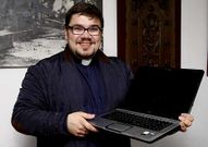 Andros Iglesias M�rquez, ayer con su port�til.