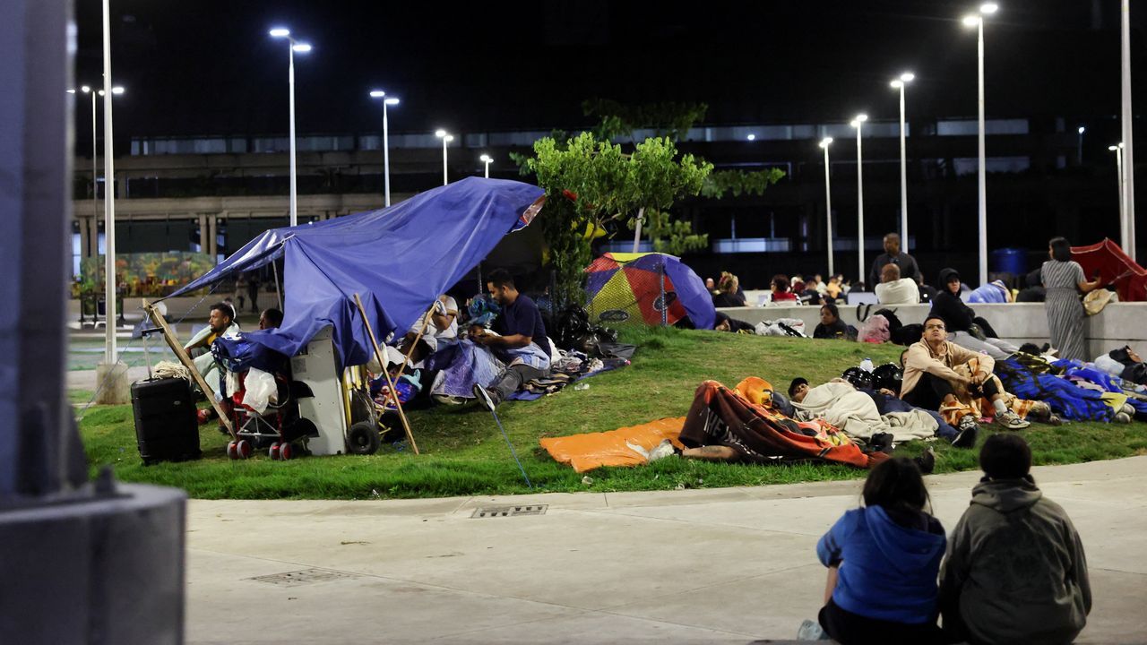 Las calles, el refugio de miles de venezolanos tras el doble terremoto