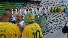 Un hombre vende sombreros y globos con ilustraciones de la presidenta Dilma Rousseff y el exmandatario Lula Da Silva durante una manifestacin contra el actual Gobierno.