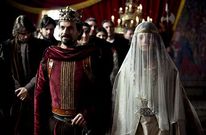 Rodolfo Sancho y Michelle Jenner interpretan a los reyes Fernando e Isabel en la serie.