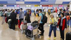Pasajeros haciendo cola en los mostradores de facturaci�n de Alvedro