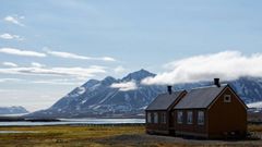 Paisaje de Svalbard que debera estar cubierto de nieve