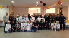 Alumnado de los cursos actuales, con el edil Iv�n Andrade, en la peque�a fiesta navide�a celebrada el pasado d�a 23 en el centro de formaci�n 