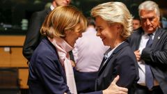 La ministra de Defensa alemana, Ursula von der Leyen (dcha), saluda a su hom�loga gala, Florence Parly