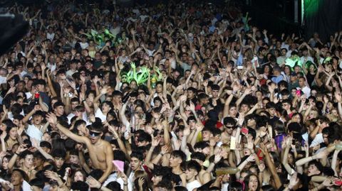 Miles de personas siguieron la actuación de la orquesta Panorama en la segunda noche de las fiestas de Monforte 2025
