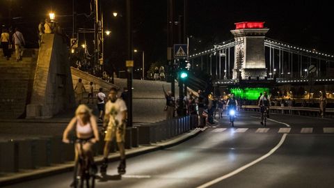 Imagen del pasado dia 20 en Budapest, con el Puente de las Cadenas iluminado con los tres colores de la bandera en el D�a Nacional de Hungr�a