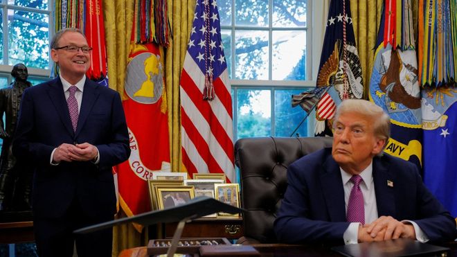 El presidente de Estados Unidos, Donald Trump, escucha mientras el director del Consejo Econ�mico Nacional, Kevin Hassett, habla con los medios en el Despacho Oval, en la Casa Blanca, en Washington D. C., Estados Unidos, el 5 de septiembre de 2025.
(Fuente: REUTERS/Brian Snyder)