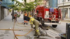 Los servicios de emergencia se afanan en apagar el fuego el pasado mi�rcoles en el casco urbano ribadense