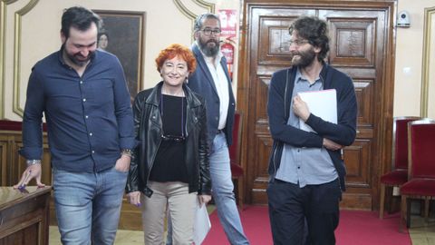 La concejala de Cultura, Maite Ferreiro, con ediles de la corporacin entrando en la reunin