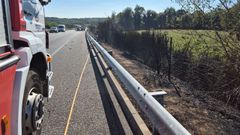 El revent�n caus� un fuego en el margen de la carretera