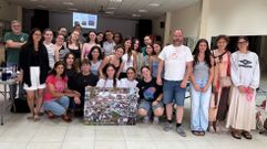Los alumnos del curso junto a los docentes y a Mari y Rosana, vecinas de San Vicente.